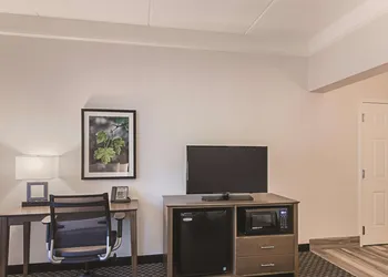 La Quinta Inn & Suites by Wyndham Orlando UCF hotel thumbnail 7