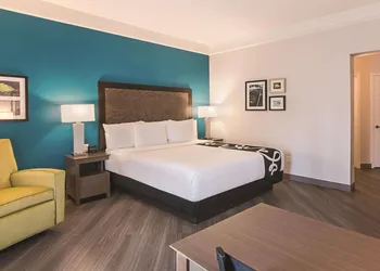 La Quinta Inn & Suites by Wyndham Orlando UCF hotel thumbnail 8