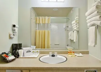 Days Inn by Wyndham Mt. Vernon hotel thumbnail 6
