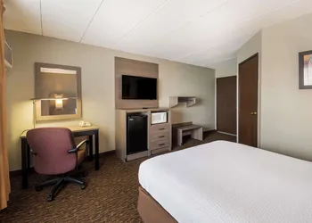Econo Lodge Duluth near Miller Hill Mall hotel thumbnail 7