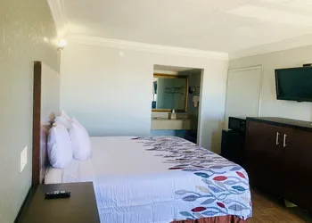 Budget Inn and Suites hotel thumbnail 7