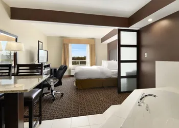 Ramada by Wyndham Cold Lake hotel thumbnail 6