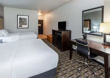 La Quinta Inn & Suites by Wyndham Mt. Pleasant hotel thumbnail 5