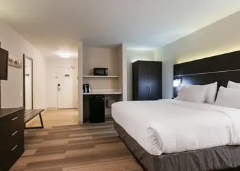 Holiday Inn Express & Suites Everett by IHG hotel thumbnail 3