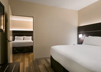 Holiday Inn Express & Suites Everett by IHG hotel thumbnail 4