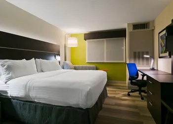 Holiday Inn Express & Suites Everett by IHG hotel thumbnail 5