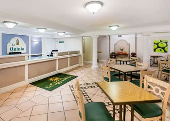 La Quinta Inn by Wyndham Lufkin hotel thumbnail 2