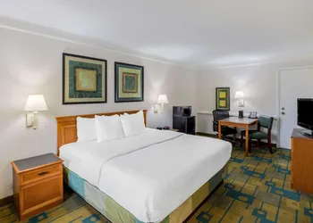 La Quinta Inn by Wyndham Lufkin hotel thumbnail 7
