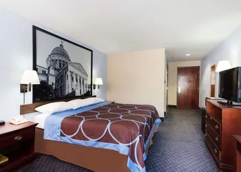 Super 8 by Wyndham Indianola hotel thumbnail 4
