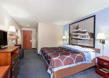 Super 8 by Wyndham Indianola hotel thumbnail 6
