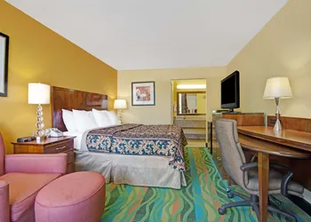 Days Inn by Wyndham Norfolk Military Circle hotel thumbnail 6