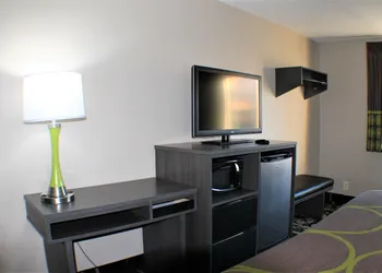 Super 8 by Wyndham Greensboro/Coliseum/Conv. hotel thumbnail 7