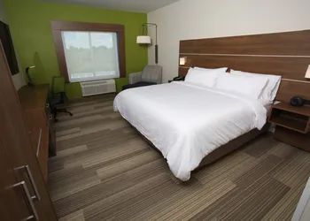 Holiday Inn Express & Suites Lincoln Airport by IHG hotel thumbnail 5