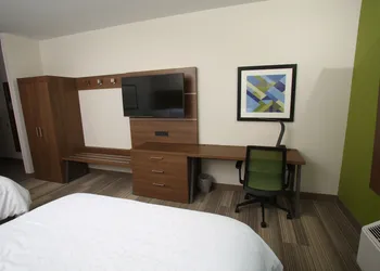 Holiday Inn Express & Suites Lincoln Airport by IHG hotel thumbnail 7