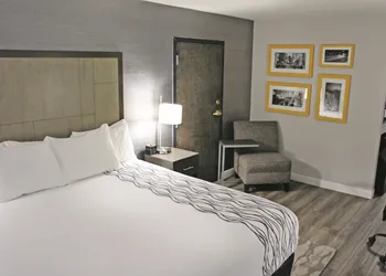 La Quinta Inn & Suites by Wyndham Raleigh Downtown North hotel thumbnail 3