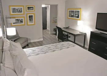 La Quinta Inn & Suites by Wyndham Raleigh Downtown North hotel thumbnail 5