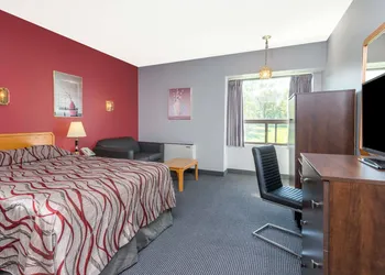 Super 8 by Wyndham Mt Hope Hamilton Intl Arpt ON hotel thumbnail 8