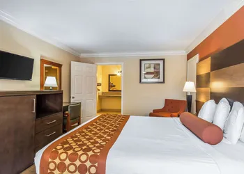 Rodeway Inn & Suites Canyon Lake-Menifee West hotel thumbnail 8