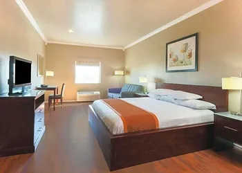 Super 8 by Wyndham Groesbeck hotel thumbnail 2