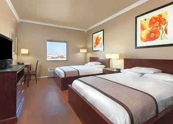 Super 8 by Wyndham Groesbeck hotel thumbnail 3