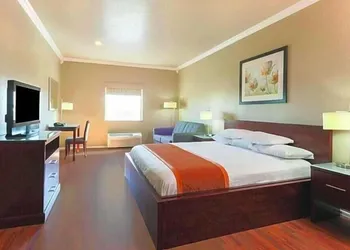 Super 8 by Wyndham Groesbeck hotel thumbnail 4