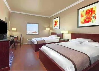 Super 8 by Wyndham Groesbeck hotel thumbnail 5