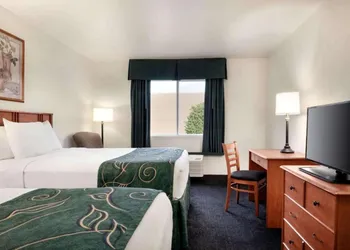 Travelodge by Wyndham Clinton Valley West Court hotel thumbnail 3