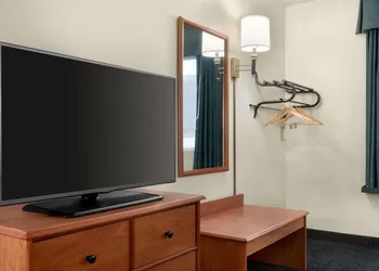 Travelodge by Wyndham Clinton Valley West Court hotel thumbnail 4