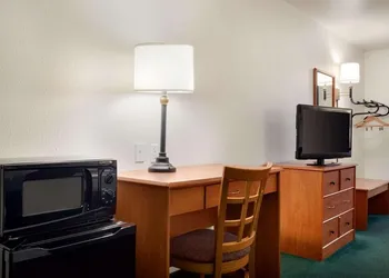 Travelodge by Wyndham Clinton Valley West Court hotel thumbnail 5