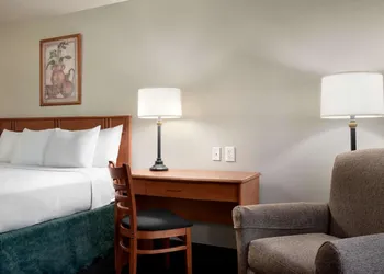 Travelodge by Wyndham Clinton Valley West Court hotel thumbnail 6