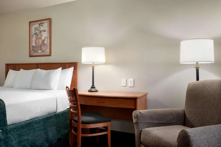 Travelodge by Wyndham Clinton Valley West Court hotel detail image 6