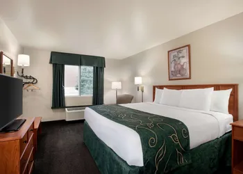 Travelodge by Wyndham Clinton Valley West Court hotel thumbnail 7