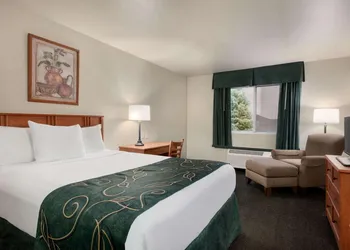 Travelodge by Wyndham Clinton Valley West Court hotel thumbnail 8