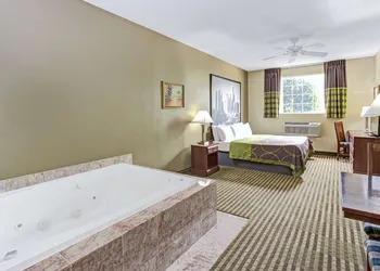 Super 8 by Wyndham Gurnee hotel thumbnail 8