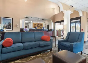 Comfort Suites Lombard - Addison hotel thumbnail 5