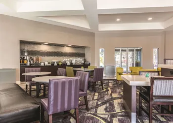 La Quinta Inn & Suites by Wyndham Shreveport Airport hotel thumbnail 2
