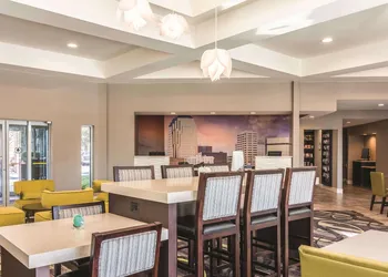 La Quinta Inn & Suites by Wyndham Shreveport Airport hotel thumbnail 3