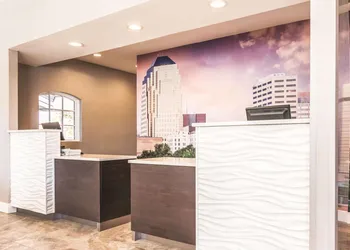 La Quinta Inn & Suites by Wyndham Shreveport Airport hotel thumbnail 4