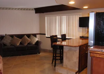 Chalet Inn & Suites Centerport hotel thumbnail 3