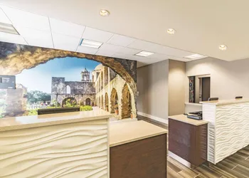 La Quinta Inn & Suites by Wyndham San Antonio Downtown hotel thumbnail 4