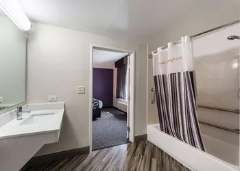La Quinta Inn & Suites by Wyndham San Antonio Downtown hotel thumbnail 5
