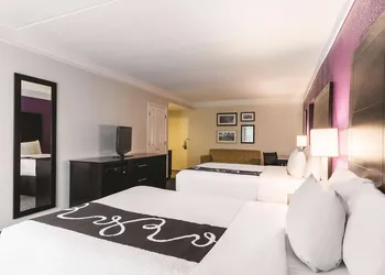 La Quinta Inn & Suites by Wyndham San Antonio Downtown hotel thumbnail 6