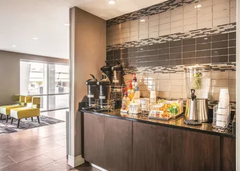 La Quinta Inn & Suites by Wyndham Atlanta Midtown - Buckhead hotel thumbnail 3