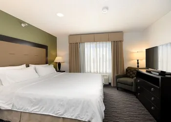 Holiday Inn Express & Suites Chicago-Deerfield/Lincolnshire by IHG hotel thumbnail 4