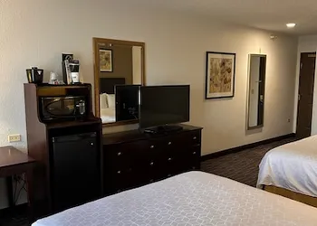 Holiday Inn Express & Suites Chicago-Deerfield/Lincolnshire by IHG hotel thumbnail 6