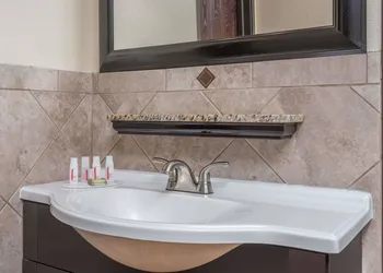 Ramada by Wyndham Minneapolis Golden Valley hotel thumbnail 5