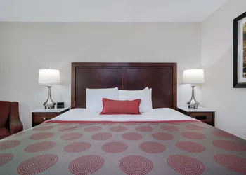 Ramada by Wyndham Minneapolis Golden Valley hotel thumbnail 6