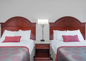 Ramada by Wyndham Minneapolis Golden Valley hotel thumbnail 7