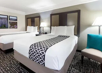 La Quinta Inn & Suites by Wyndham Seguin hotel thumbnail 3