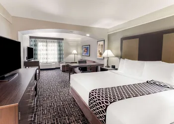 La Quinta Inn & Suites by Wyndham Seguin hotel thumbnail 4